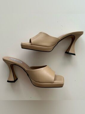 STEVE MADDEN NUDE MULES.
Size 8